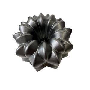Nordic Ware Star Bundt Cake Pan Cast Aluminum Made in USA 10 x 4 1/4"